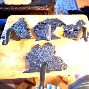 Noel Grandeur Christmas Santa Cast Iron Vintage Stocking Hangers Holders Set 4